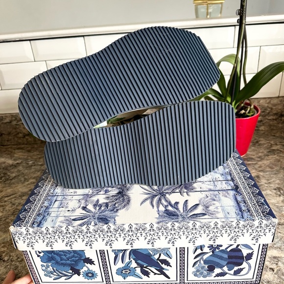 Farm Rio. Colorful Flatform Velcro Sandal, Size 10 - Picture 4 of 6